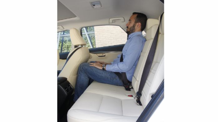 Πολύ καλή η άνεση στο πίσω κάθισμα του Lexus NX. Οι πλάτες τους, μπορούν να αναδιπλωθούν και ηλεκτρικά.
